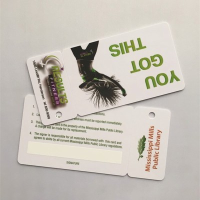 Cr80 tarjeta de plástico y una etiqueta llavero tarjetas